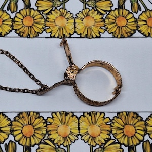 Vintage Ladies Glove Clip ~ Gold Tone TexturedOpera Gloves Holder