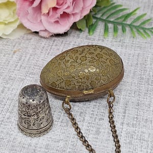 Étui à dé en laiton avec anse en chaîne et dé en argent sterling Charles Horner ~ Décoration florale ~ Forme d'oeuf
