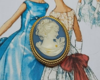 Perfume sólido compacto de Estée Lauder en azul con un cameo blanco de una dama ~ Originalmente con el perfume sólido Youth Dew ~ Ahora vacío - 1978