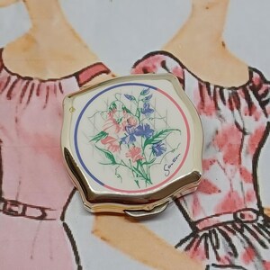 Pilulier Stratton avec couvercle en émail blanc décoré de pois de senteur roses et violets