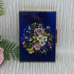 Estuche para cigarrillos Kigu en azul con flores rosas, blancas y azules ~ Vintage de mediados de siglo, década de 1960