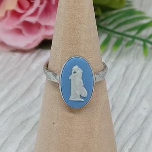 Vintage Wedgwood Jasperware Ring 925 Silver in Blue and White ~ UK Size N (USA 6.5 ~ EU 54) ~ Andromache Cameo ~ 1960s/70s   (A1)