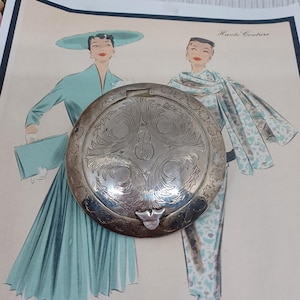 Silberfarbene Puderdose mit eingraviertem Muster und Initialen EB ~ Form einer fliegenden Untertasse ~ 1940er Jahre ~ Vintage Puderdose mit eingravierter Botschaft