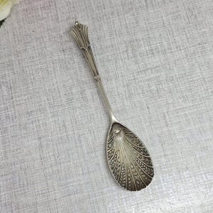 Cuchara decorativa antigua para bayas con cuenco festoneado ~ Electro Imperial ~ 15 cm
