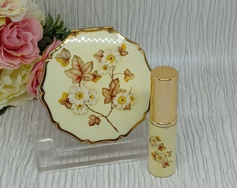 Ensemble compact miroir et atomiseur de parfum Stratton ~ Jaune avec roses sauvages blanches et feuilles brunes ~ Dans des boîtes d'origine