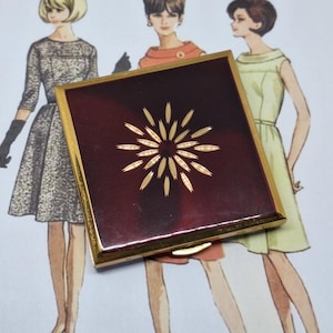 Polvera Kigu vintage de esmalte marrón con estrella dorada grabada, década de 1960 y 1970