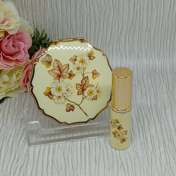 Ensemble compact miroir et atomiseur de parfum Stratton ~ Jaune avec roses sauvages blanches et feuilles brunes ~ Dans des boîtes d'origine