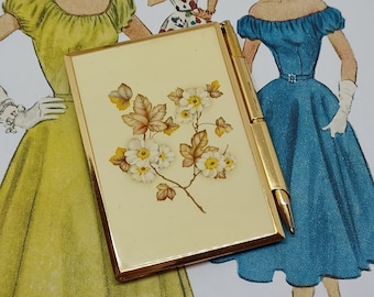 Juego de bloc de notas y bolígrafo Stratton en esmalte amarillo suave con rosas silvestres ~ Cuaderno vintage con rosa de perro blanca