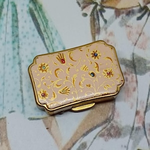 Boîte à pilules Stratton « Imprimé indien » avec émail rose, décor de fleurs dorées et fausses pierres précieuses bleues et vertes ~ Mini boîte vintage
