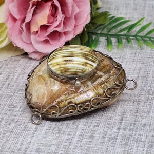 Doos van echt schelpen met scharnierend deksel en decoratieve draadrand ~ Snuifflesdoosje