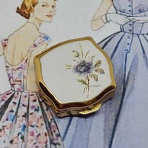 Portapillole Stratton con smalto bianco con fiore blu e testa di papavero