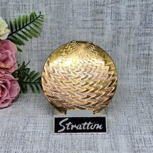 Stratton Compact i guldfärgad ton med graverade vågiga linjer ~ Vintage Slim Convertible Powder Compact