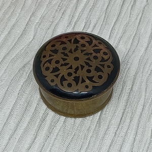装飾的な真鍮の象嵌が施された黒のエナメル蓋付きの丸型真鍮ピルボックスまたは小物入れ〜カジャルボックス