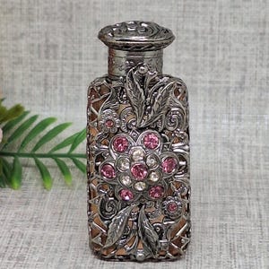 Flacon de parfum en verre avec incrustation en filigrane d'argent et strass roses et transparents ~ Verre enveloppé dans du métal ~ Flacon de parfum tchécoslovaque