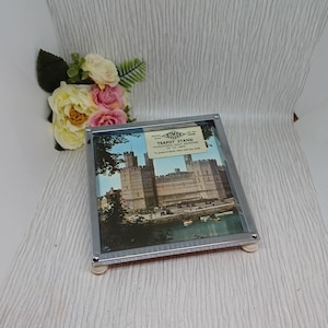 Vintage tekanna- eller kastrullställ från Zimco med Caernarfon slott i Wales ~ Kromat underlägg