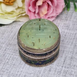 Caja de joyería cloisonné con tapa de jade tallada en metal blanco ~ Esmalte azul verdoso