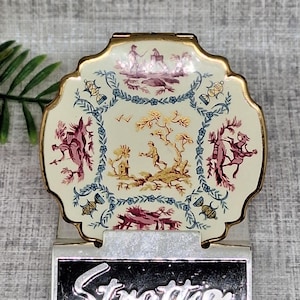 Poudre compacte Stratton en émail crème avec des personnages en rose et or dans une bordure bleue ~ Miroir compact « Petite » Mid-Century