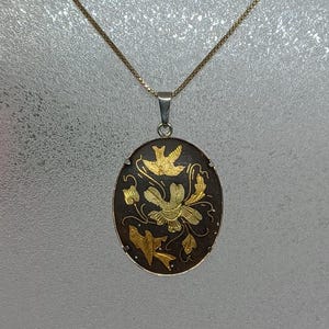 Damast Halskette mit Vogel Blumen und Blätter Design ~ Vintage Anhänger Spanien (C11)