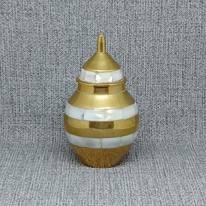 真鍮と真珠貝の蓋付きボトル～花瓶～容器～金色と貝殻の装飾