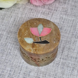 彫刻された石の小物入れ～螺鈿細工の花とピアスが施されたピルボックス～記念品ポット