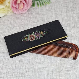 Estuche vintage para peine con espejo y peine en color negro con rosas y flores bordadas de Petit Point ~ Alemania Occidental