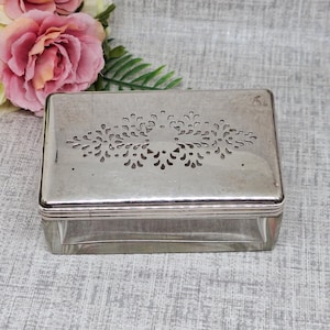 シルバートーンの蓋付きガラス製小物入れ、ピアス加工の蓋付き～化粧台～パウダージャー