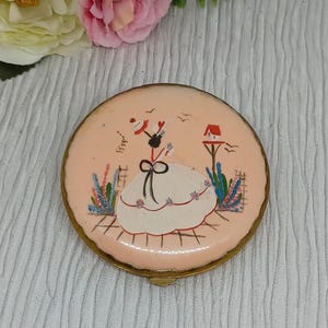 Poudre compacte vintage ~ Rose pêche avec une dame à crinolines ~ Miroir compact recouvert de plastique
