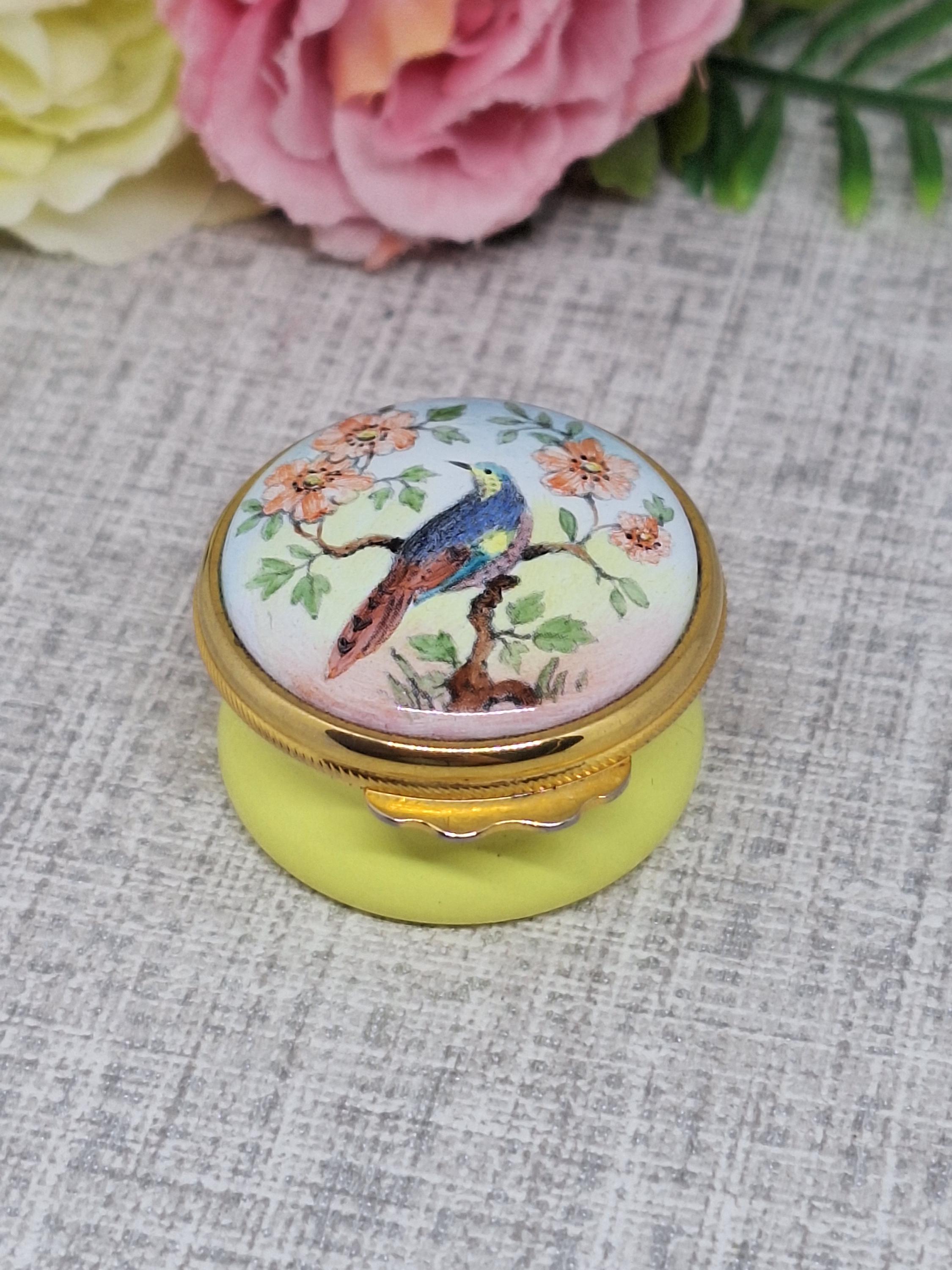 アシュレイ エナメル トリンケット ボックス（黄色、花の咲く木に青と 