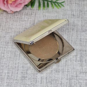 Französische Art Deco Puderdose ~ Silberfarben & Weiße Emaille ~ Vintage Taschenspiegel ~ Made in France