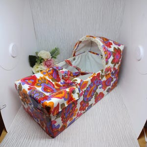 Bonecas Carrycot ~ Plástico Coberto com um Padrão Paisley Brilhante ~ 1960s 1970s Toy Baby Doll Carrier Case