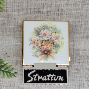 Double mini miroir Stratton doré avec couvercle en émail blanc décoré d'un bouquet de fleurs ~ Bouquet