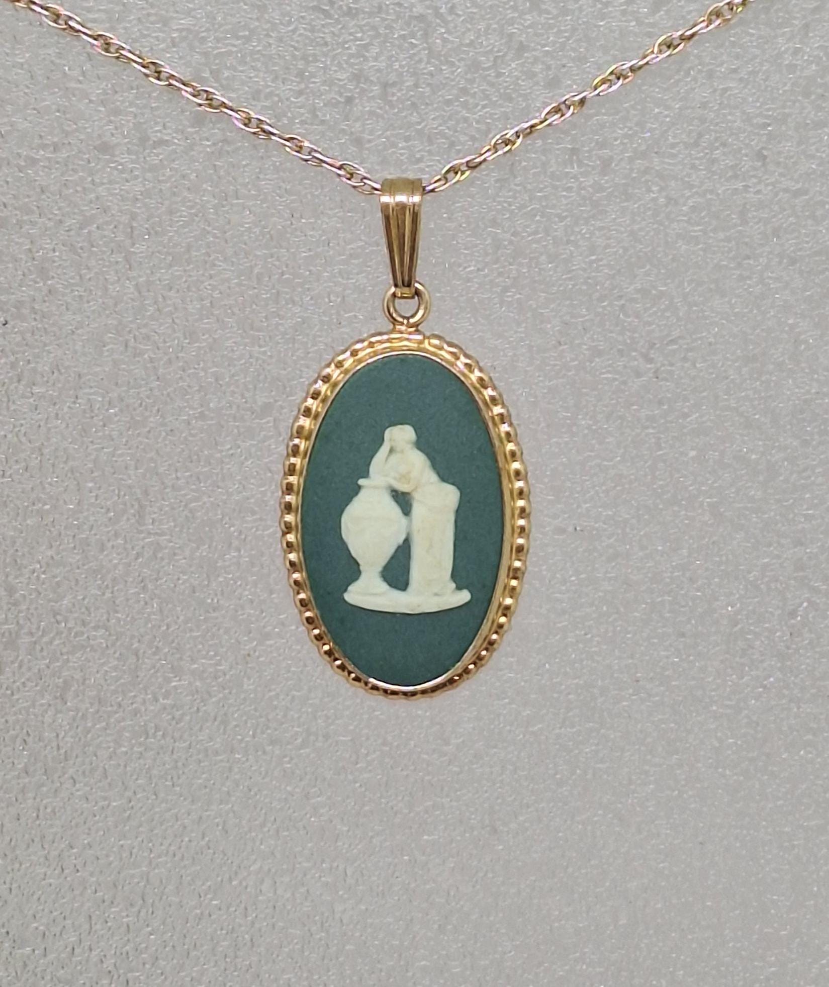 Colar com pingente de jaspe verde Wedgwood em prata 925 banhada a ouro ~ Antonia em relevo branco (C59)