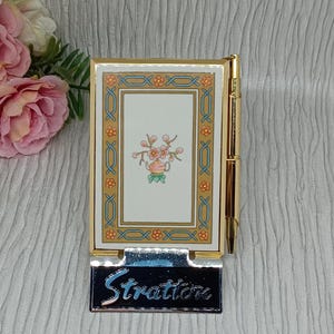 Porte-notes et stylo Stratton en émail blanc avec fleurs roses dans une théière avec bordure beige et verte ~ bloc-notes vintage