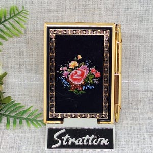 Porte-notes et stylo Stratton en émail bleu avec une rose et des fleurs roses ~ Bloc-notes vintage