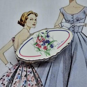 Pince à rouge à lèvres Stratton Lipview en émail blanc avec fleurs de pois de senteur roses et bleues ~ dans sa boîte d'origine