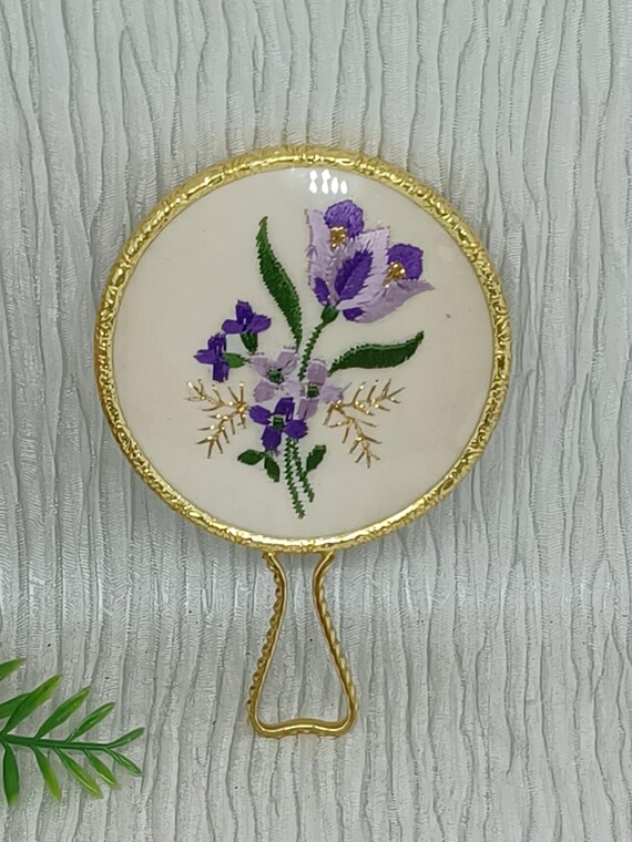 ヴィンテージハンドミラー〜紫の刺繍の花付き〜ゴールドトーンのミニ
