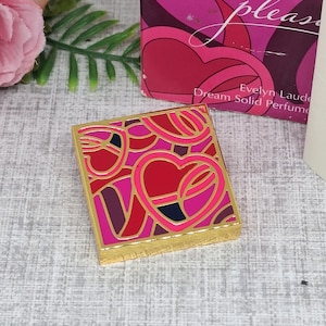 Coffret de parfum solide « Dream » Estée Lauder Pleasures avec coeurs roses en émail ~ Édition spéciale cancer du sein 2013 ~ Vide dans sa boîte d'origine