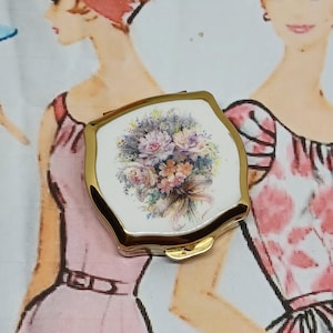 Boîte à pilules Stratton en émail blanc décorée d'un bouquet de fleurs ~ Mini boîte vintage ~ « Bouquet de mariage »