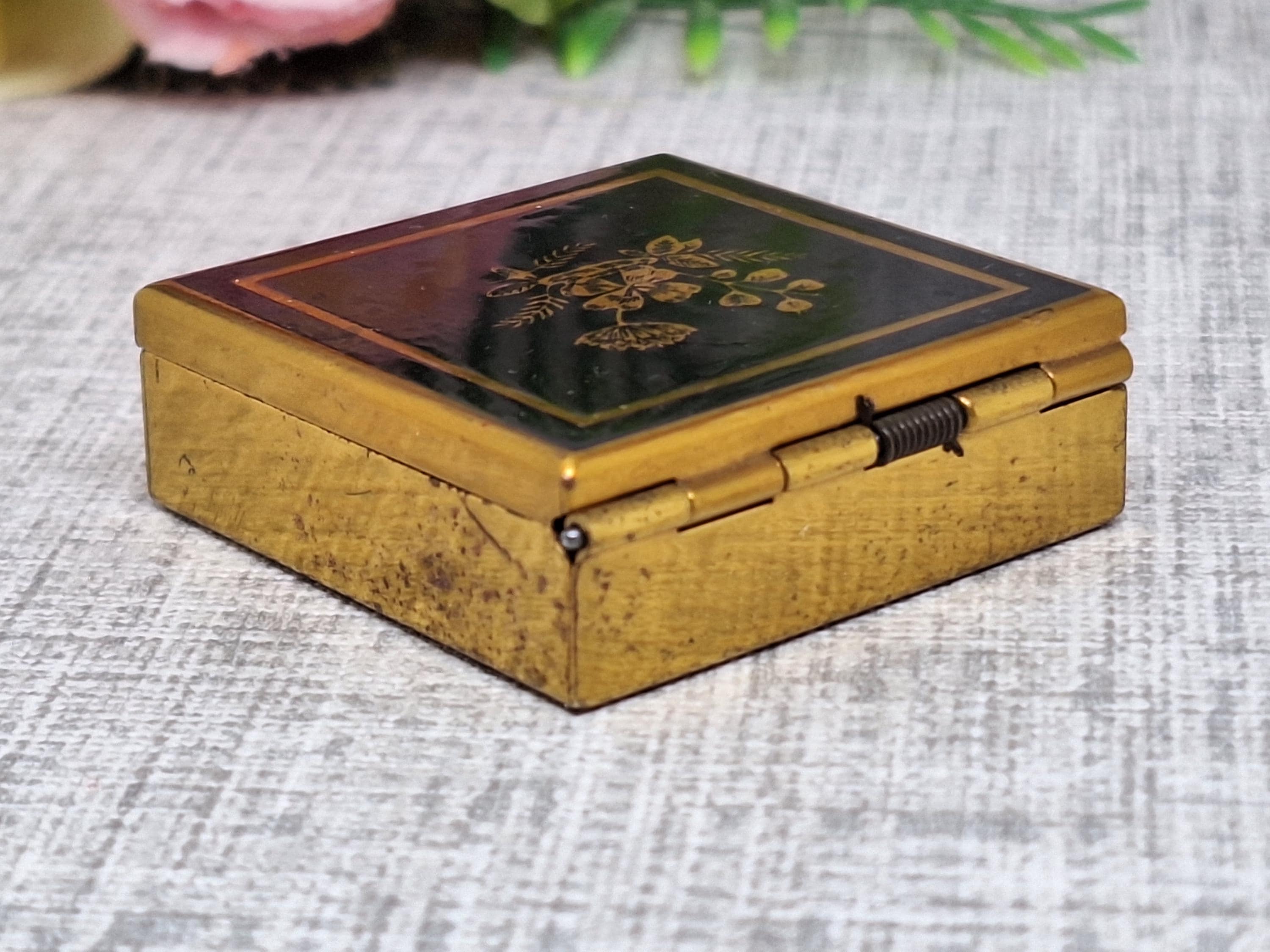 マスコットピルケース ～黒エナメルに金色の花模様～鏡付き - Etsy 日本