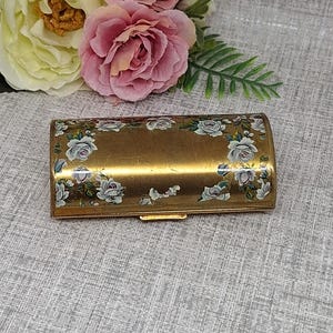 Estuche para cigarrillos Kigu ~ Tono dorado con rosas blancas y rosadas ~ Estuche para lápiz labial de mediados de siglo