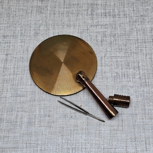 Vintage Pygmalion Vergrößerungsspiegel mit versteckter Pinzette ~ goldfarbenes Metall mit Geheimfach