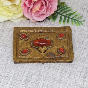 Vintage pillendoosje of snuifdoos van gegraveerd messing met oranje edelstenen ~ Rechthoekige kartonnen doos