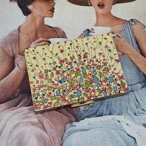 Vogue Vanitie Powder Compact ~ Crème émaillée avec fleurs roses et bleues et feuilles vertes ~ Compact miroir vintage