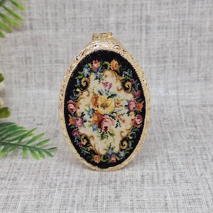 Étui à rouge à lèvres vintage avec broderie Petit Point Schildkraut avec miroir ~ Tube de rouge à lèvres vintage avec fleurs brodées