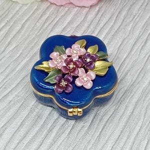 Boîte à bijoux en émail en forme de fleur bleue avec petites fleurs roses et violettes 3D