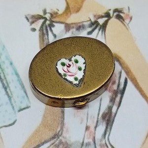 Boîte à pilules vintage dorée ornée d'un coeur en céramique et d'une rose rose