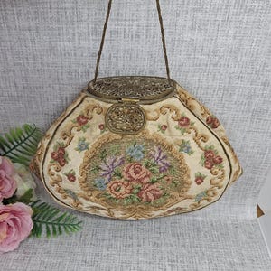 Sac à main ancien avec fleurs brodées sur tissu crème ~ Tapisserie en petits points ~ Haut en filigrane inhabituel ~ Tchécosovaquie