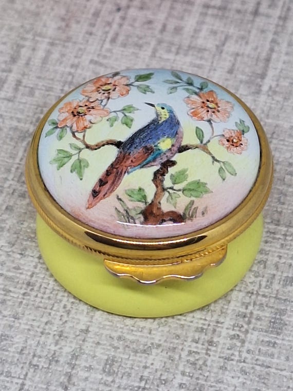 アシュレイ エナメル トリンケット ボックス（黄色、花の咲く木に青と