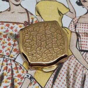 Boîte à pilules Stratton dorée avec motif craquelé sur le couvercle ~ vintage des années 1960