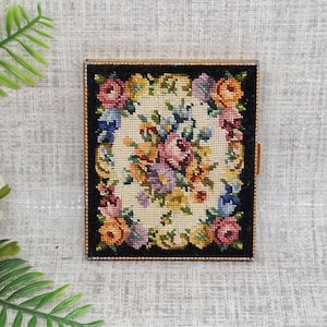Poudre compacte à broder Schildkraut Petit Point vintage ~ Miroir compact vintage avec fleurs brodées